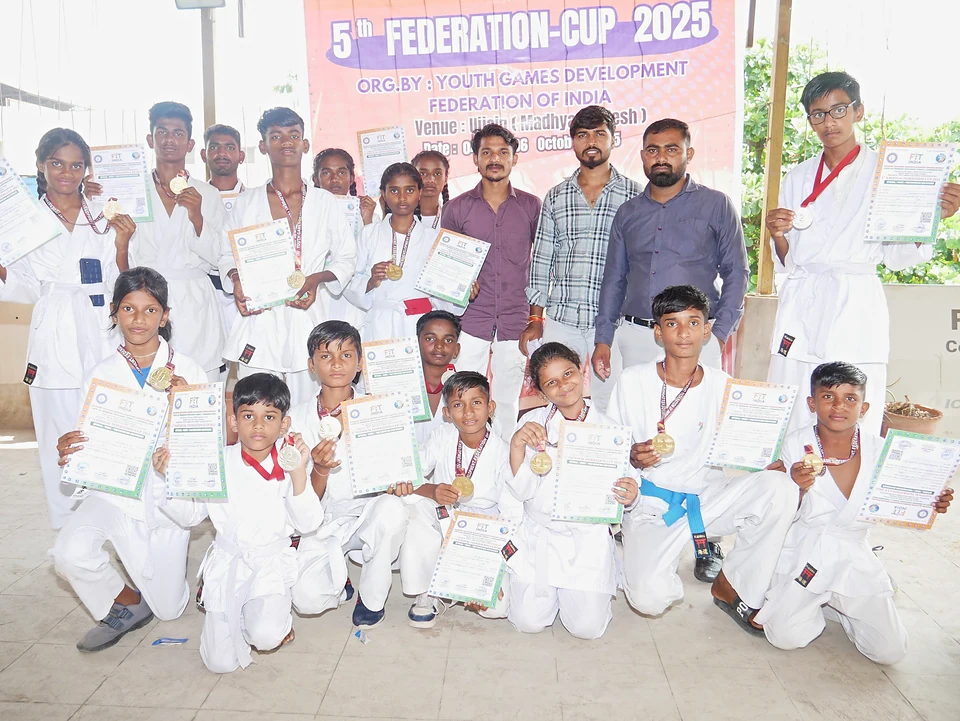 Pakistani Hindu refugee children agni samaj medals